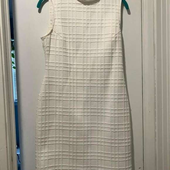 Dresses & Skirts - Elegant White Sleeveless Dress